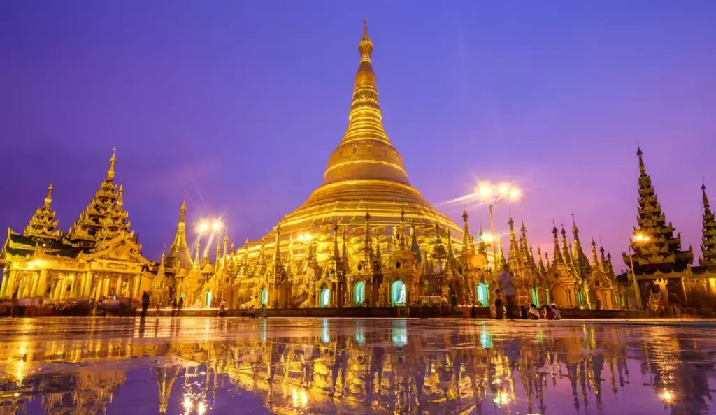 Reza por la Victoria en la Pagoda Shwedagon: El Faro Espiritual de Myanmar