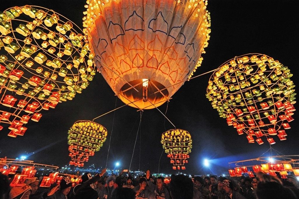 Disfruta de los Globos en Forma de Animales en el Festival de Luces Tazaungdaing: Una Experiencia Mágica en Myanmar