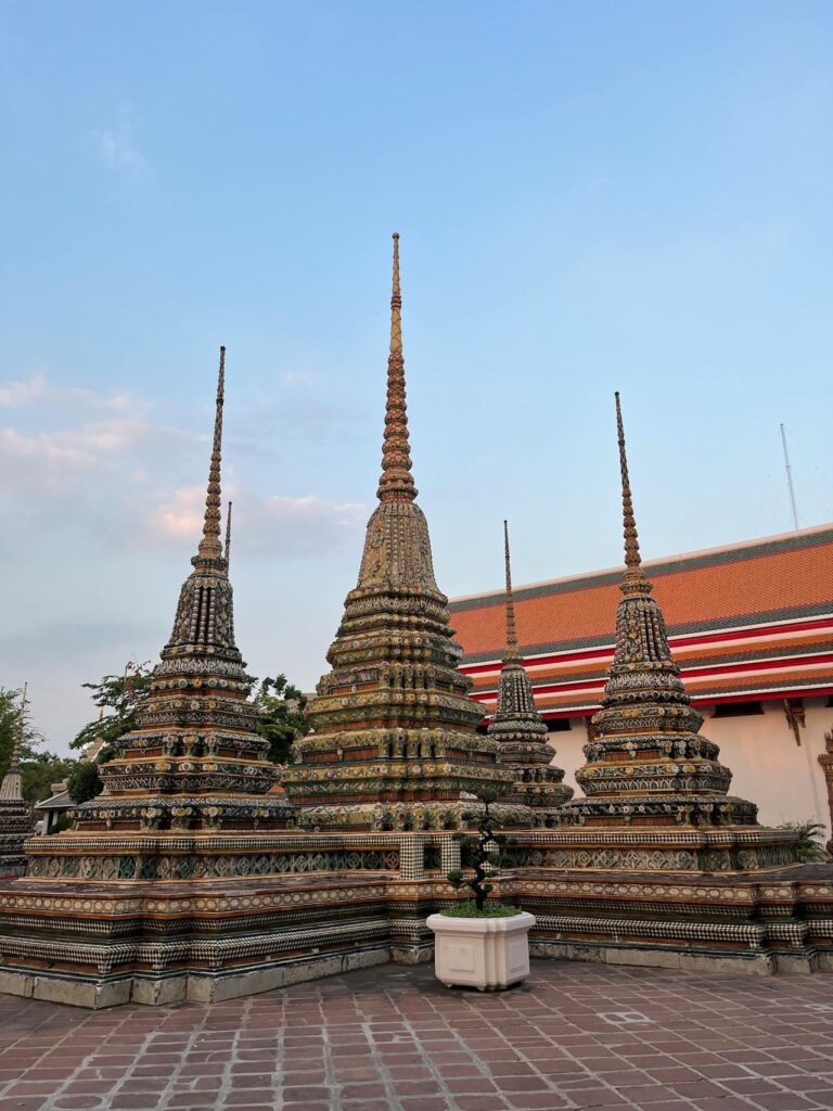 “Royal Grandeur and Sacred Temples: Grand Palace, Wat Ph o & Wat Arun Tour”