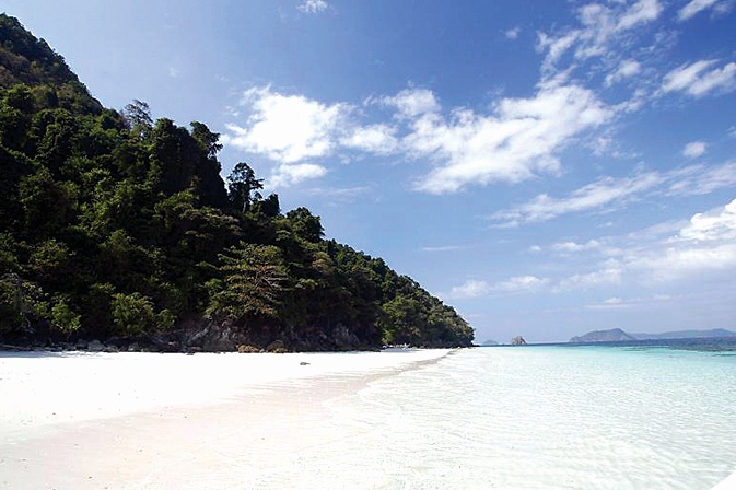 Discover Nyuang Wee Island: A Serene Tropical Escape